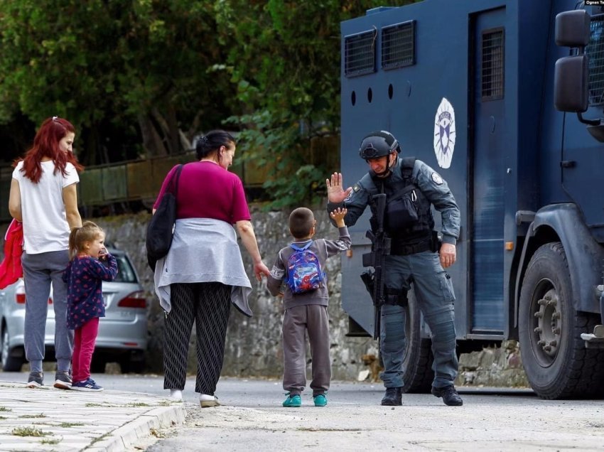 Ibishi: Fotografia e përshëndetjes së policit me fëmijën në veri, tregon simpati dhe siguri