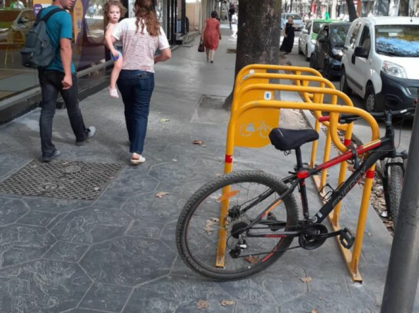 Pas trotuarëve të rinj në “Mylsym Shyri”, instalohen dhe vendqëndrimet për biçikletat
