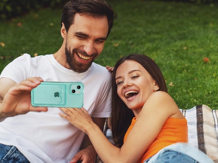 Çiftet e lumtura nuk i postojnë fotografitë e tyre në rrjetet sociale