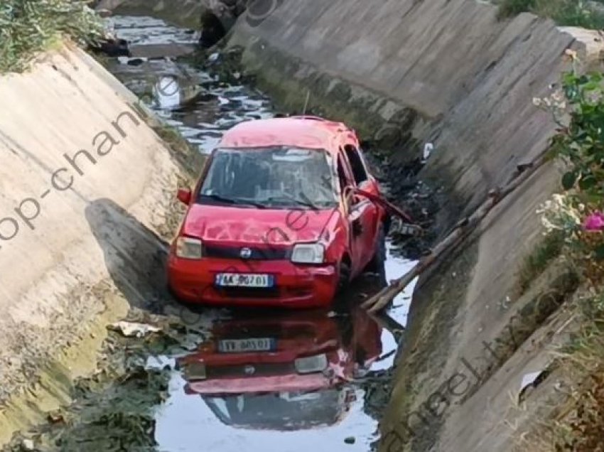 Aksident në Divjakë/ Automjeti përfundon në kanalin vaditës, lëndohet drejtuesi
