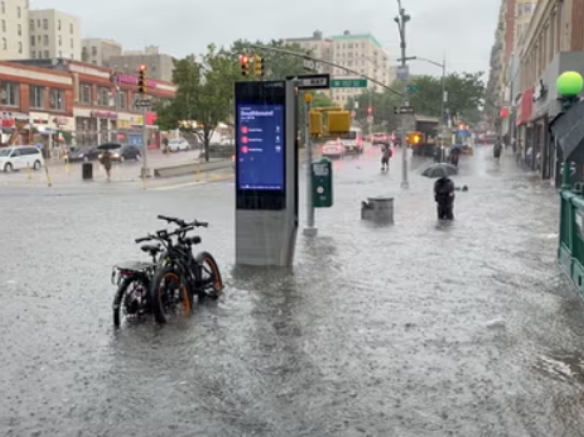 Përmbytet shkatojnë “kaos” në Nju Jork, pezullohet lëvizja e trenave, autobusve, bllokohen automjetet