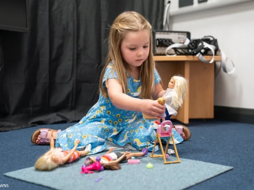 Luajtja me kukulla mund t’i ndihmojë fëmijët me autizëm të mësojnë aftësi sociale
