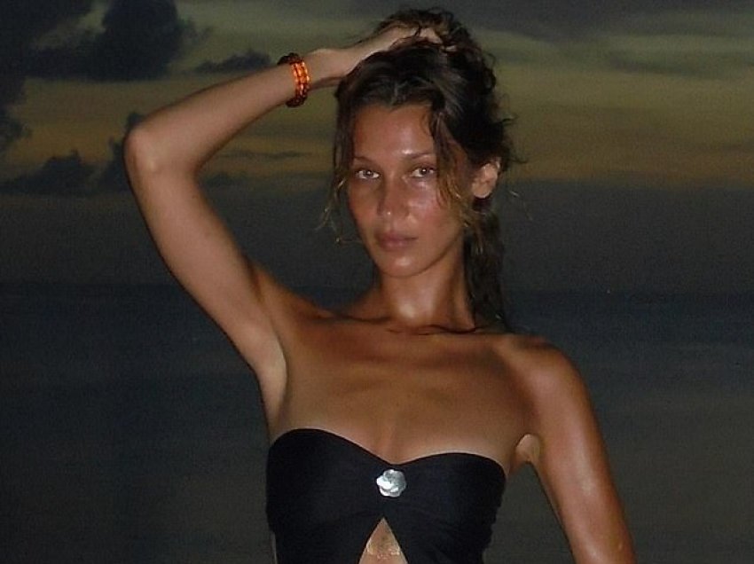 Bella Hadid shfaq linjat e saj mahnitëse në një fustan të zi në fotografitë e reja nga pushimet tropikale