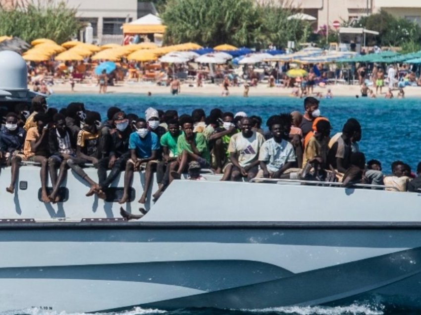 Anijen e kaplojnë flakët, autoritetet italiane shpëtojnë emigrantët dhe pjesëtarët e ekuipazhit
