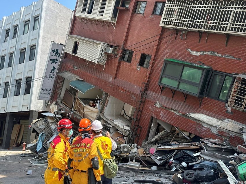 Pamje nga momenti i lëkundjeve me magnitudë 7.4 në Tajvan, njerëzit mbesin të bllokuar nën rrënoja nga shembja e ndërtesave