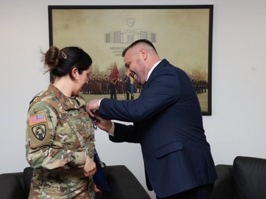 ​Maqedonci dekoron oficeren amerikane me Medalje për Shërbim të Shquar