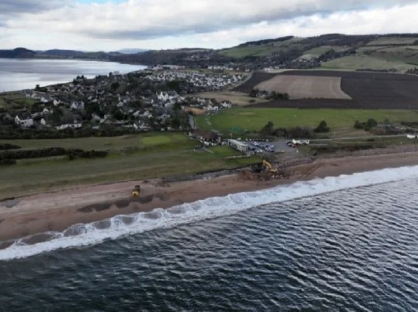 ​Fushat e golfit në Skoci po zhduken në det