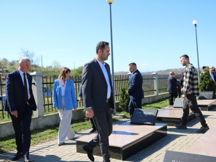 ​Konjufca nderon viktimat shqiptare të masakrës serbe në Rezallë