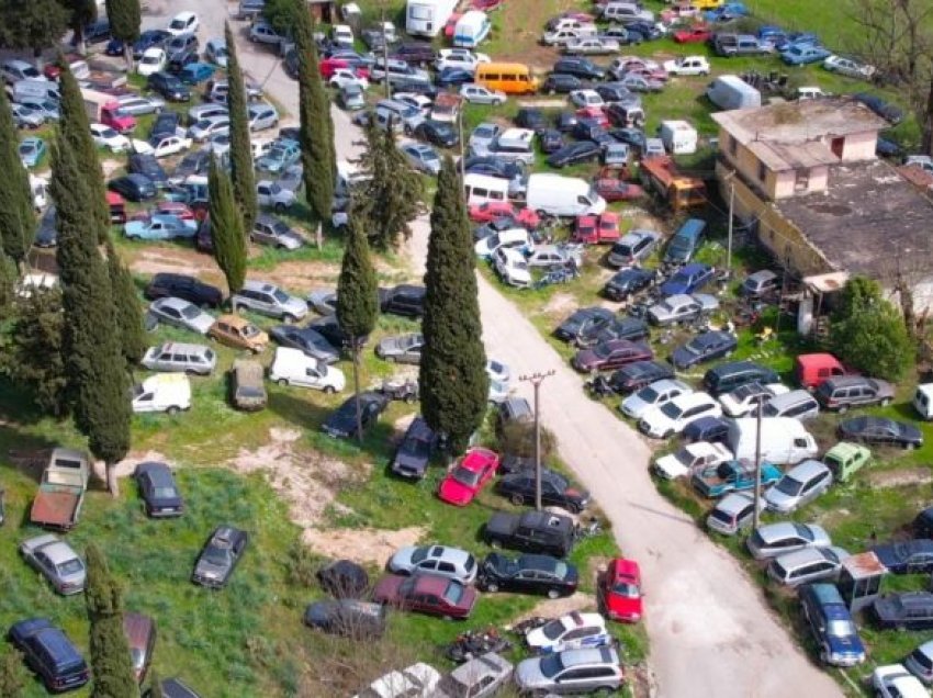 Policia në Shqipëri nis heqjen e “varrezave” të makinave, por është edhe vetë në shkelje të ligjit