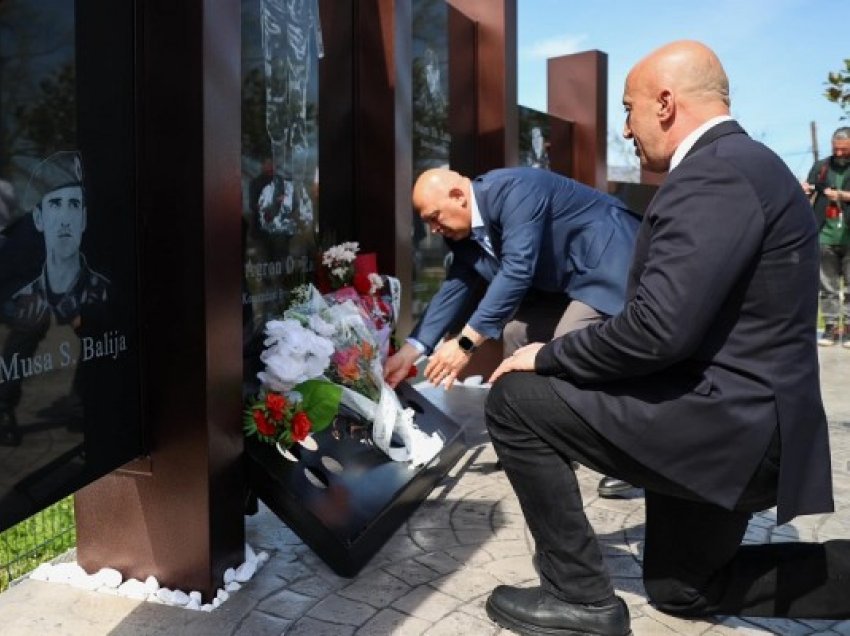 ​Haradinaj përulet para sakrificës së luftëtarëve të lirisë në Smolicë e Grabanicë