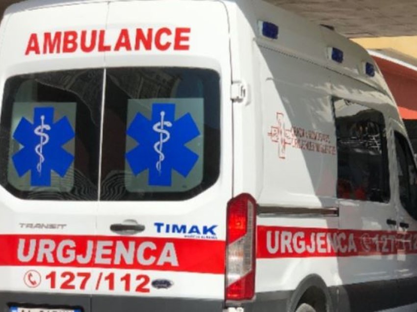 Dy aksidente në Vlorë/ Makina përplas 49-vjeçaren, shtetasi çek humb kontrollin e motorit dhe plagoset