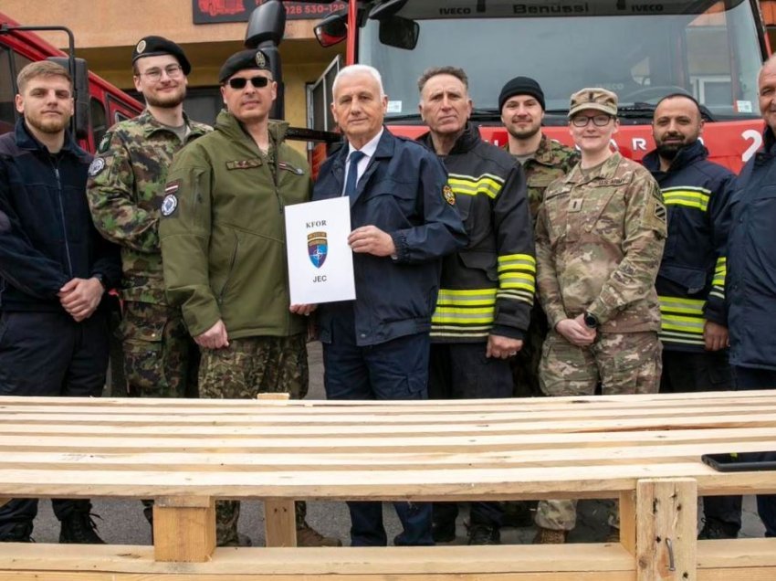 KFOR-i i dhuron mjete të punës brigadës së zjarrfikësve në Zubin Potok