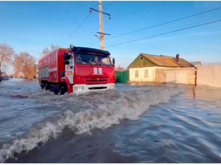 Ujërat rekord të përmbytjeve rriten në Uralet e Rusisë, duke detyruar mijëra njerëz të evakuohen
