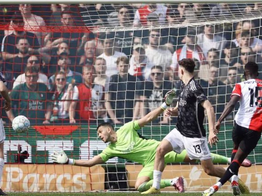 Feyenoord turpëron Ajaxin