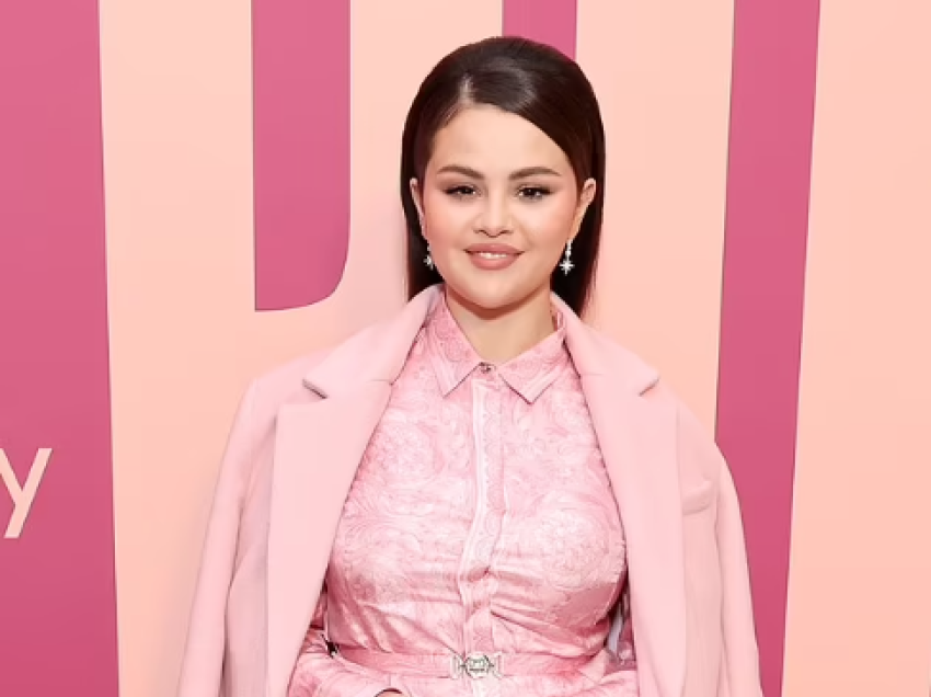 Selena Gomez mahnit me një kostum ngjyrë rozë, teksa feston lançimin e një produkti të “Rare Beauty”