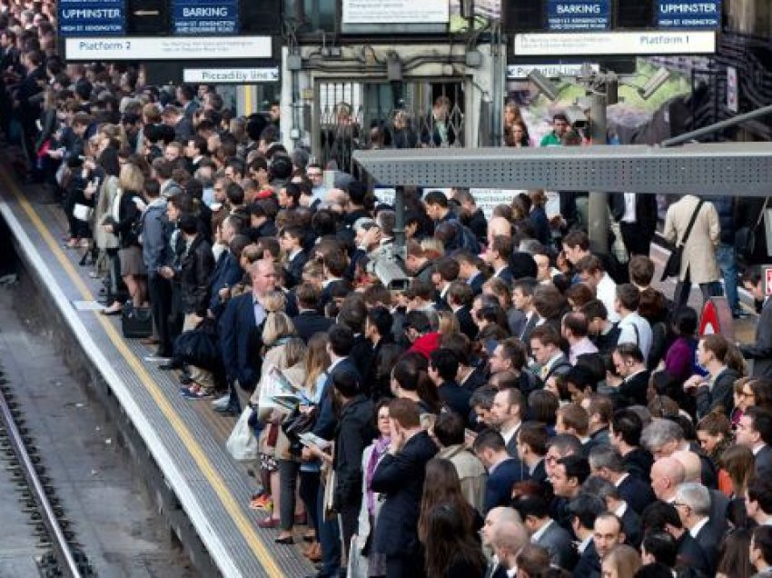 Transporti hekurudhor britanik në grevë, mbizotëron kaosi mes pasagjervëve