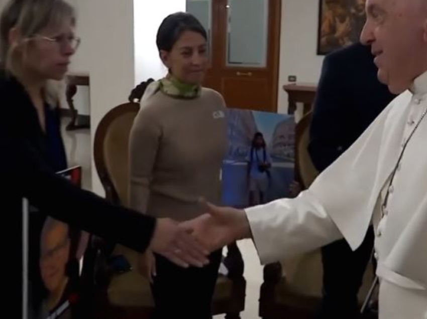 Papa Françesku takon familjaret e disa pengjeve izraelite në Vatikan