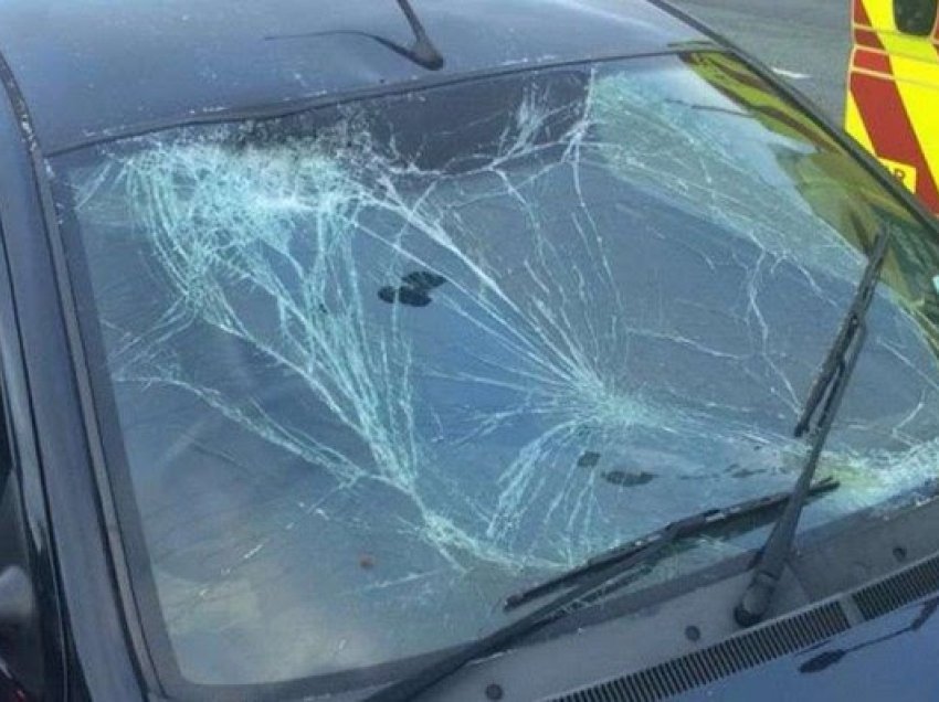 ​Dëmtohet vetura e një gruaje në Mitrovicë të Veriut