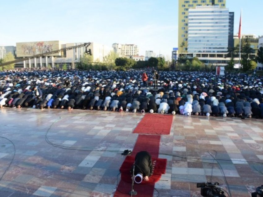 ​Fitër Bajrami, besimtarët falin namazin në sheshin “Skënderbej” në Tiranë