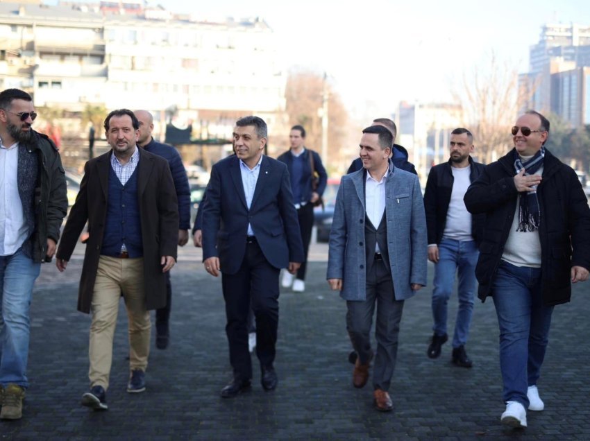 Krerët e partive politike në Maqedoni me urime për festën e Bajramit