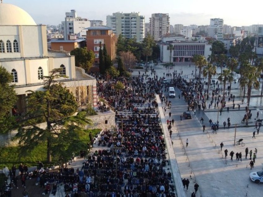 Besimtarët myslimanë në Durrës falin namazin në sheshin qendror të qytetit