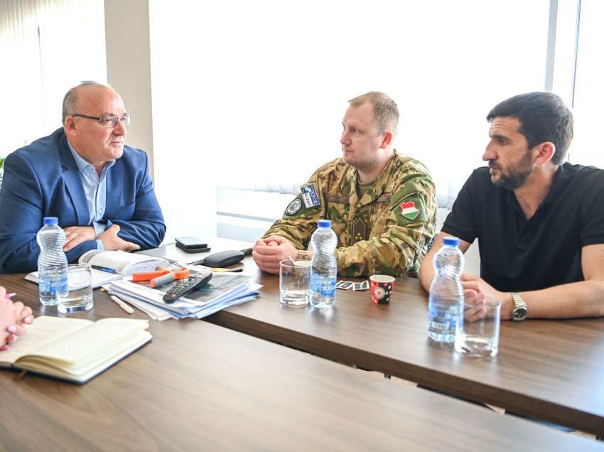 Bulliqi në takim me komandantin e KFOR-it në Podujevë, flasin për sigurinë