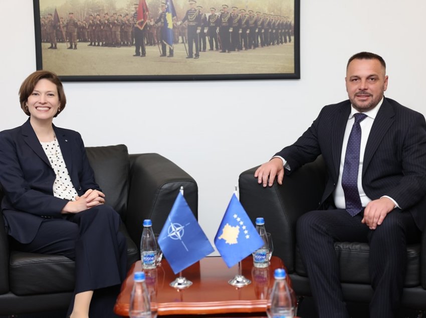 Zbardhen detaje nga takimi i Maqedoncit me shefen e NATO-s – kërkohet reagim ndaj trupave ushtarake serbe afër kufirit me Kosovën