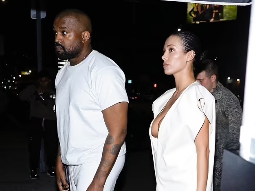 Bianca Censori kopjon përsëri Kim Kardashian, ndërsa ajo del me një fustan të bardhë