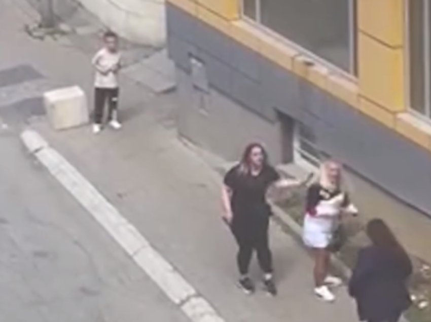Pamje: Një grua e rrah me shuplaka një kalimtare në Prishtinë - ja si reagon policia