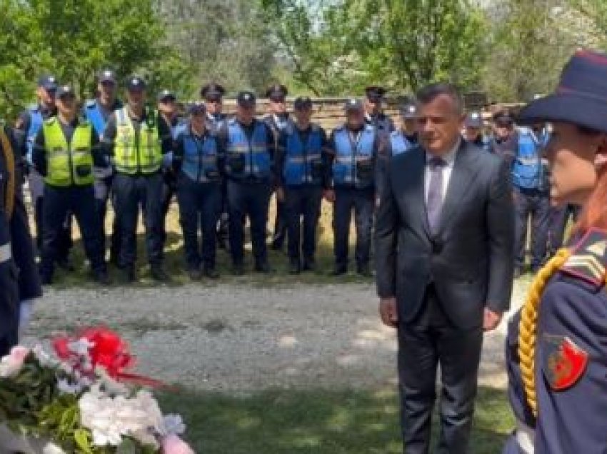Mbahet ceremoni përkujtimore në 25-vjetorin e rënies në krye të detyrës së punonjësit të Policisë Hetem Dushkaj në Ballsh