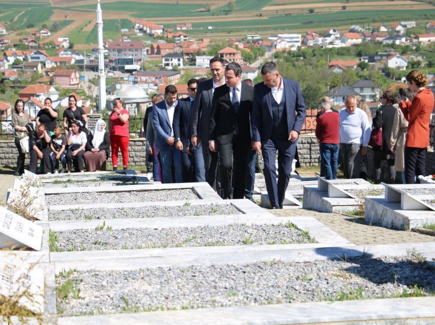 Kurti e Konjufca nderojnë të rënët në Sllovi të Lipjanit