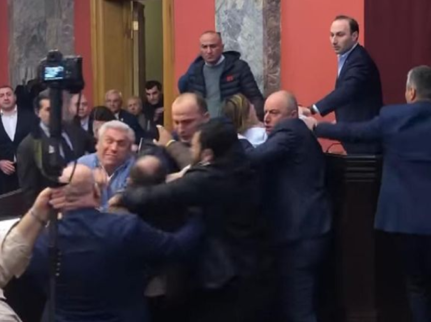 Përleshje ‘barbare’ në parlamentin e Gjeorgjisë në diskutimin e ligjit të ‘agjentëve të huaj’ 
