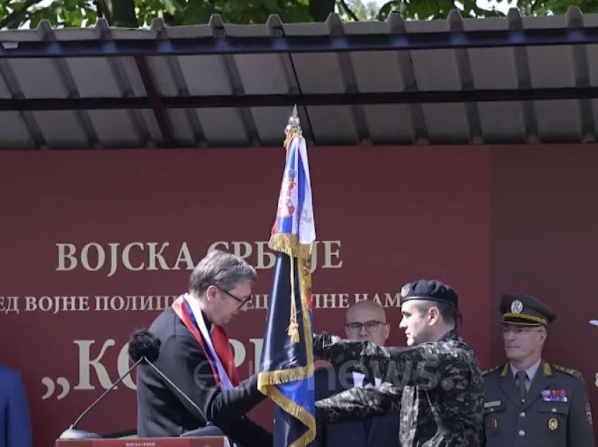 “Serbia në mes të vorbullës”, Vuçiq i dorëzon flamurin ushtarak komandantit të Kobra