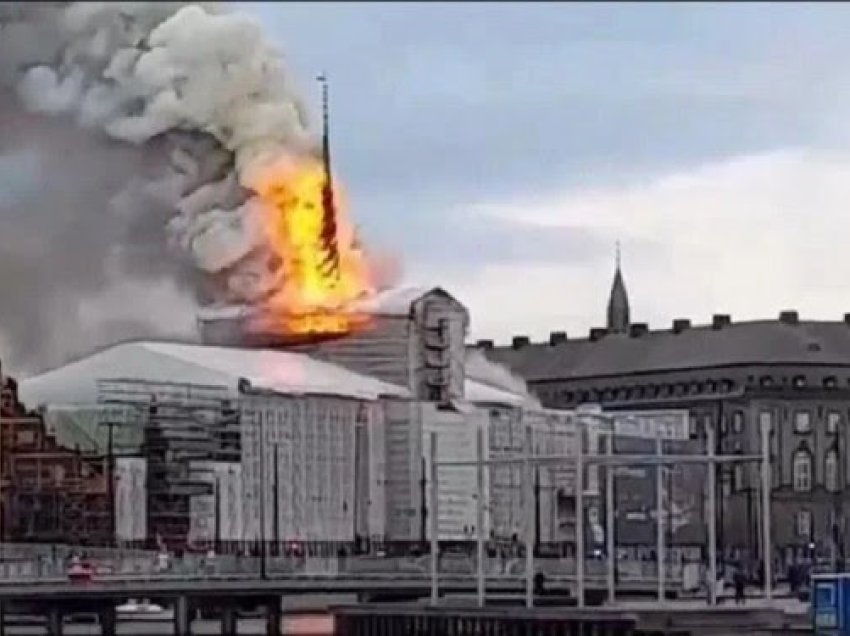 ​Shpërthen zjarri në ndërtesën historike të Bursës së Vjetër në Kopenhagë