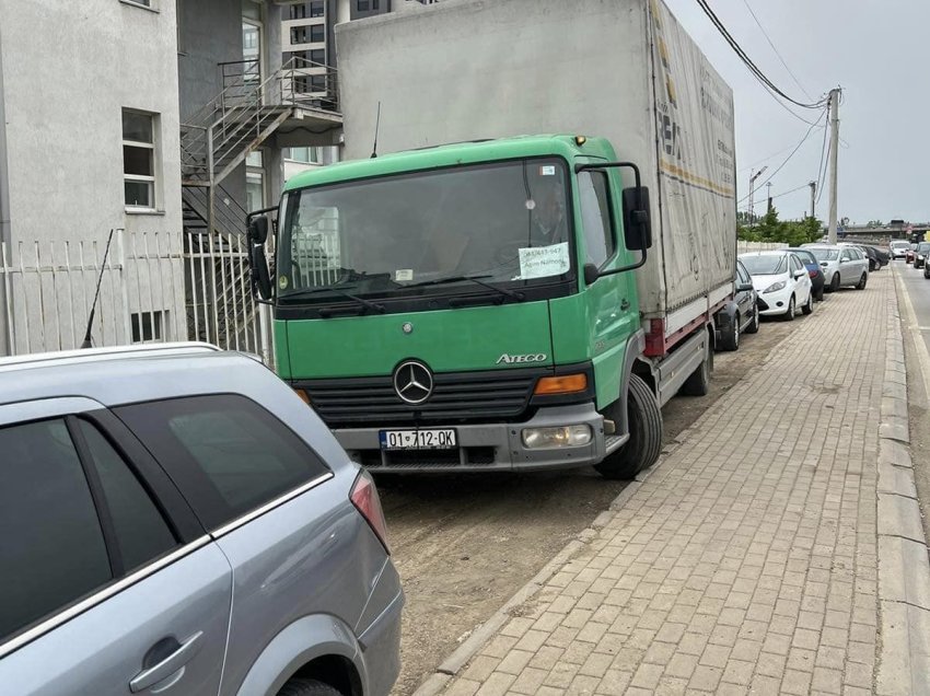 Inspektorati i Prishtinës konfiskon disa vetura të parkuara në trotuare