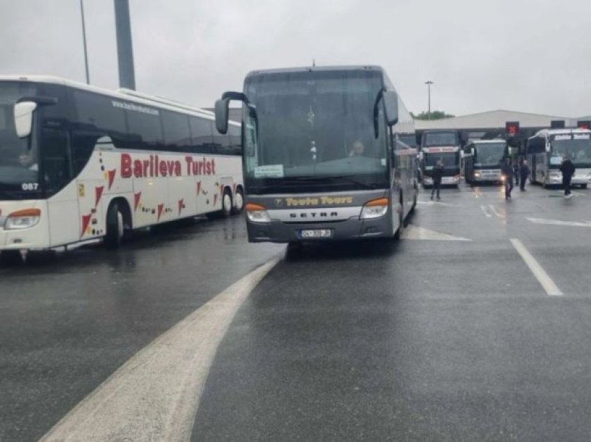 Tre të rinj i çuan brenda, 11 autobusë me rreth 600 udhëtarë janë të bllokuar - shoferi tregon për situatën në kufirin Serbi-Kroaci