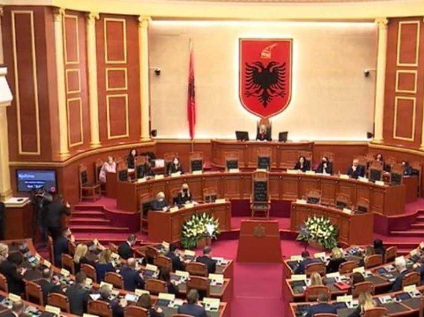 Socialistët miratojnë në Kuvend ligjin që i shton kompetencat Prefektit, si u votua