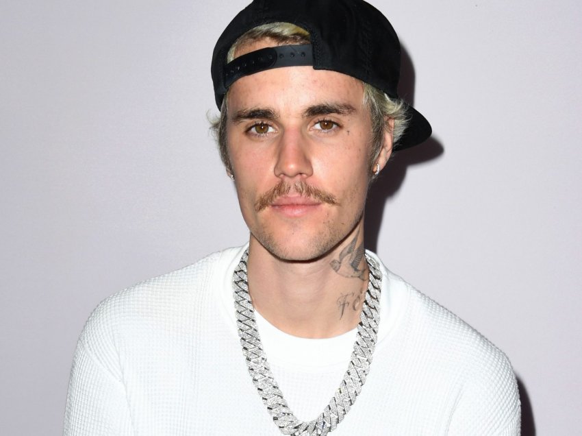 Justin Bieber ‘modest’, vesh pantallona “Louis Vuitton” që kushtojnë 3600 dollarë 