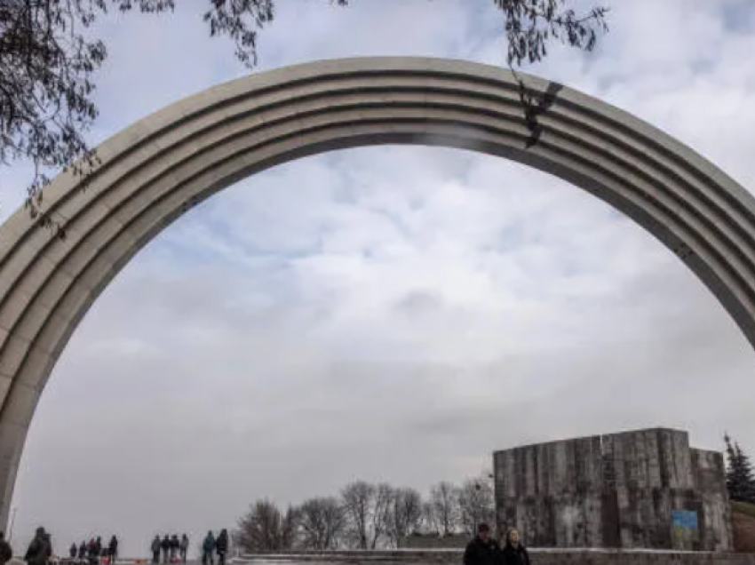 Ministria e Kulturës heq monumentin historik të Harkut të Miqësisë së Popujve të Kievit dhe lejon çmontimin