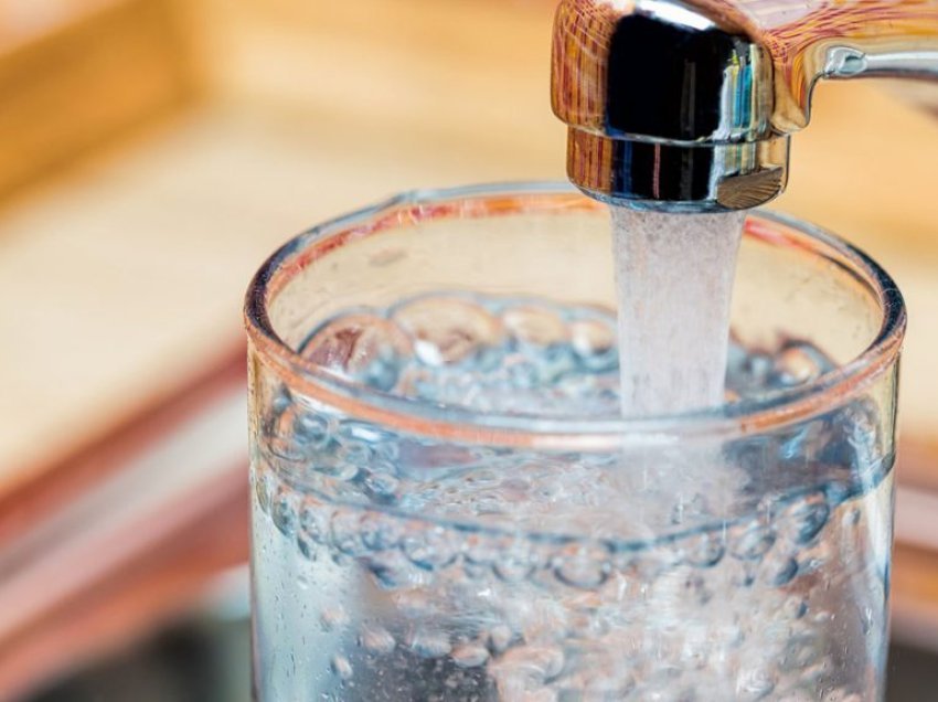 Të pini ujë të ngrohtë apo të ftohtë? – Zbuloni ndikimet në shëndet