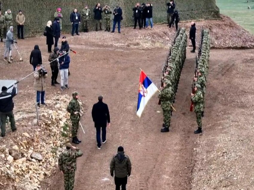 “Dronët kamikazë”: Vuçiqi shikon nga afër ushtrinë serbe, Kosova shqetësohet për ushtrimet afër kufirit
