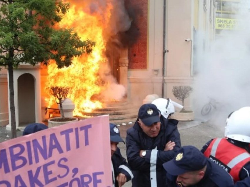 Protesta e opozitës, hedhja e bombave molotov drejt Bashkisë së Tiranës, reagojnë ndërkombëtarët