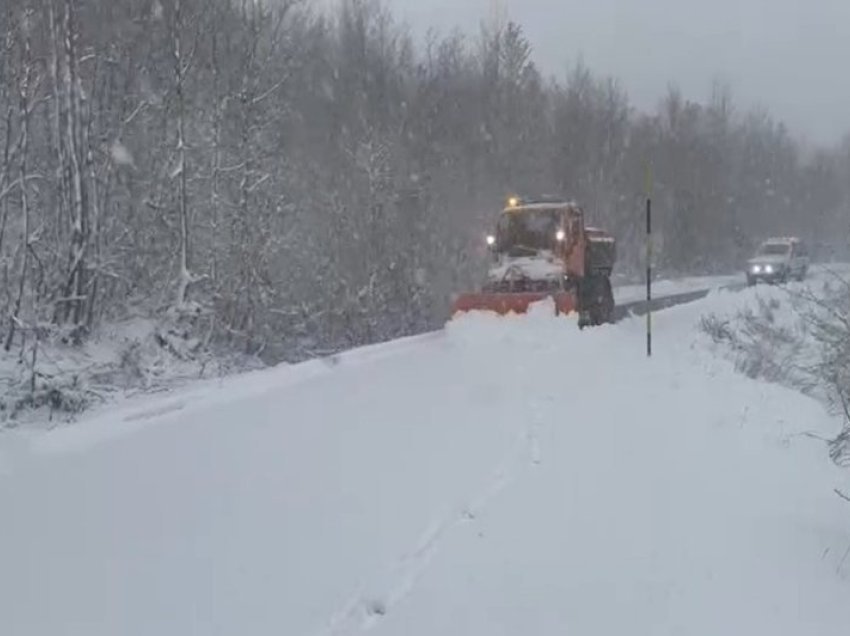 Kaos në rrugën Bogë-Theth, reshjet e dendura të borës bllokojnë disa akse në të gjithë vendin