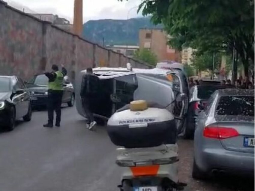 Aksident te Oxhaku në Tiranë, makina përmbyset në mes të rrugës