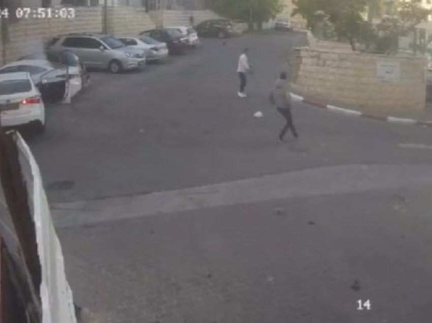 Shtypin me veturë këmbësorët në Jerusalem, lëndohen tre persona – policia arreston sulmuesit dhe publikon pamjet