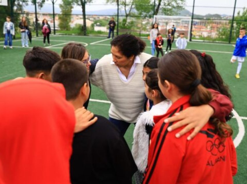 Steffi Jones vizitë në Shqipëri, kalon momente të veçanta me fëmijët