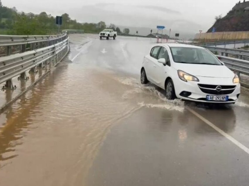 Shiu përmbyt Rrugën e Arbrit në Gjoricë të Bulqizës, vështirësohet qarkullimi i mjeteve
