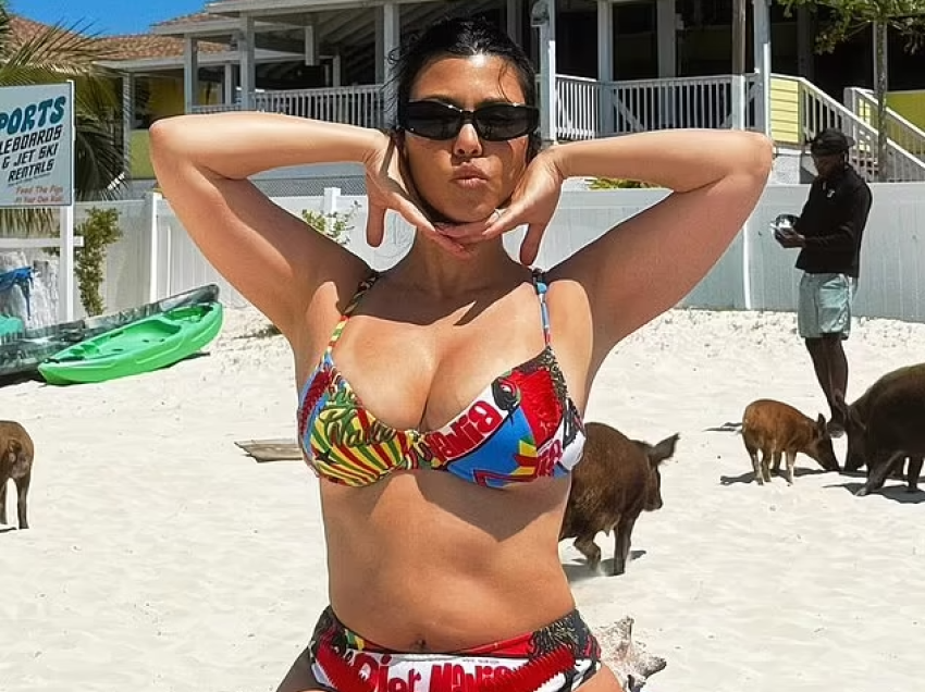 Kourtney Kardashian tregon linjat e saj të mahnitshme pas lindjes, me bikini shumëngjyrëshe në plazh