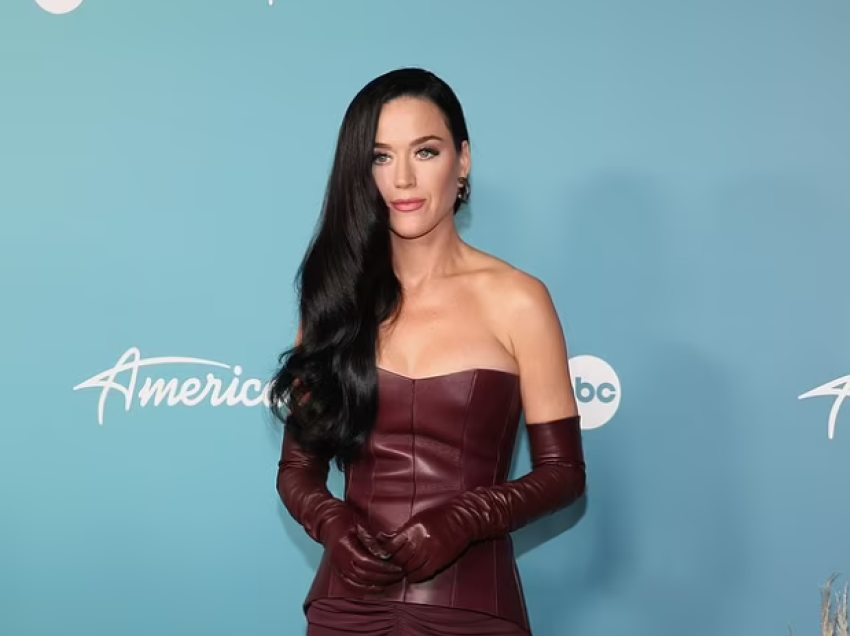 Katy Perry magjeps me një fustan elegant, ndërsa merr pjesë në eventin e sezonit të 22-të të American Idol