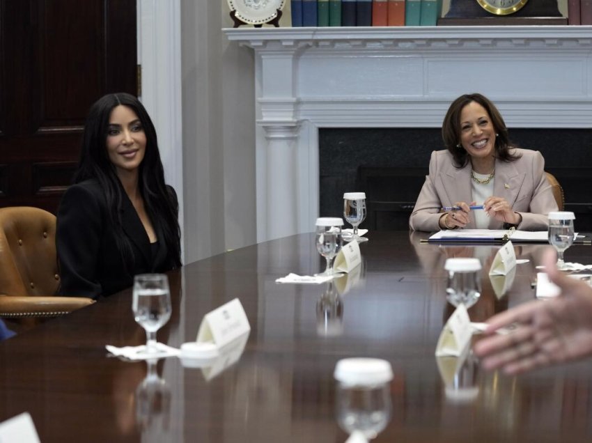 Pamjet/ Kim Kardashian pritet nga Kamala Harris në Shtëpinë e Bardhë 